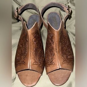 Roper Brown Leather Tooled Chunky Heel Sandals- size 9